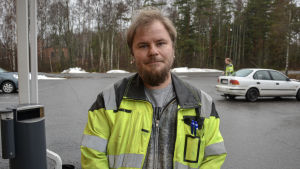 Petro Ahola tycker att det var bra att det blev nej till fusion med Närpes. Man i 30-års åldern med skägg och arbetsjacka tittar in i kameran.