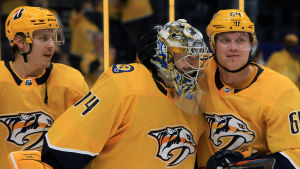 Eeli Tolvanen (till vänster) och Mikael Granlund klappar om Nashvilles målvakt Juuse Saros efter att laget vunnit den livsviktiga matchen mot Dallas den 1 maj. Eeli Tolvanen (till vänster) och Mikael Granlund klappar om Nashvilles målvakt Juuse Saros efter att laget vunnit den livsviktiga matchen mot Dallas den 1 maj.