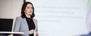 Minister Grahn-Laasonen förevisar de nya anvisningarna som ska vara till hjälp i skolor. Sanni Grahn-Laasonen i mars 2018, då hon förevisade nya anvisningar för att motarbeta sexuella trakasserier i skolor.
