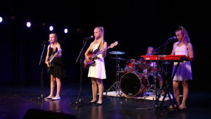 Lauriina Lahtinen, Maija Lappalainen, Hanna Turunen och Linda Pohto spelar sin vänskapslåt som heter Niin kuin aurinko. Unicovers på Camp MGP 2016.