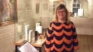 Laura Lotta Andersson tycker inte det varit så svårt att få ihop material till utställningen. Museichef Laura Lotta Andersson fotograferad i Hangö museum.