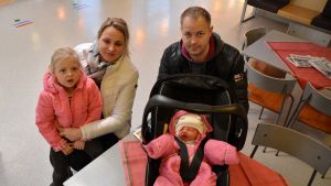 Familjen samlad i sjukhusets aula. Familjen vars baby var den sista som föddes på Borgå sjukhus år 2016