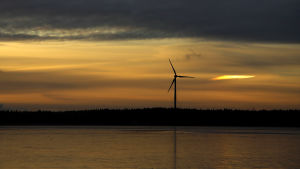 Nu kräver Vasa stad att Mervento Power Technology & Engineering sänker effekten på kraftverket nattetid. Vindkraftverk i Sundom, Vasa.