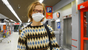 Katja Lehto-Komulainen har själv inga bekanta som skaffat barn eller blivit gravida nyligen. En kvinna.