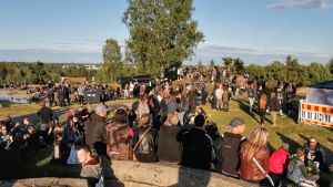 Festivalen är gratis varje år. Ändå samlas en stor skara på Himmelberget. Festivalpublik