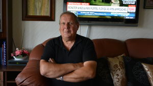 Tv:n står på och Henrik följer med vad som händer i Florida just nu. Henrik Blom i Maxmo följer lägert i Florida där dottern Ellinor bor.