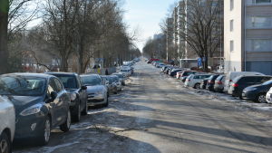 Ska du hitta parkering gäller det att komma tidigt på morgon. En fullparkerad Kuppisgatan i Åbo under vintern.
