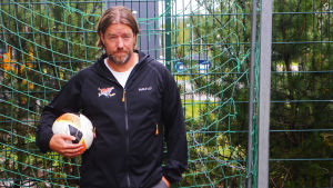 Enligt Rasmus Lundén kan man lära sig både sammanhållning och regler via lagsport. Han har själv en bakgrund i lagsport som handbollsmålvakt Rasmus Lundén, fostrare på svenska vid Iceahearts.