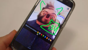Yle X3M på Snapchat. Foto på en telefon där appen Snapchat är öppen på Yle X3M:s användarkonto.