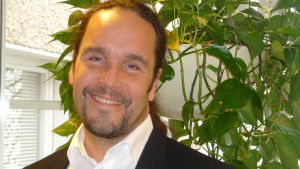 Näringsminister Fredrik Karlström vill ha samma regler för Åland som för norra Finland. Fredrik Karlström är en av Vegas sommarpratare 2015