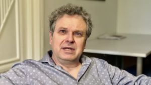 Coronapandemin har visat problemen i relationen mellan Finland och Sverige, säger historikern Mikko Majander. Mikko Majander i sin läsfåtölj på kontoret.