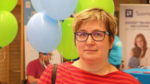 Nainen Kajaanin kaupunginkirjastossa.