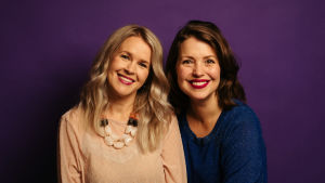 Hannah Norrena och Eva Frantz i Relationspodden. Eva Frantz och Hannah Norrena ler mot kameran.