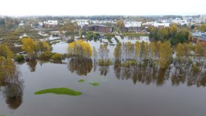 En stor del av området kring Löfkulla golf är täckt av vatten som stigit från Esbo å. Stora delar av Kyrkträsk i Esbo ser ut som en sjö.
