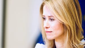 Kaja Kallas har varit Ekres spottkopp i flera år. Partiledaren Martin Helme har jämfört henne med Sauron, den onda ledaren för mörkrets rike Mordor i Sagan om ringen-trilogin. "Men Sauron var framgångsrik – det kan man inte säga om Kallas". Det är något tiden får utvisa. Estlands oppositionsledare Kaja Kallas från estniska Reformpartiet ser koncentrerad ut.