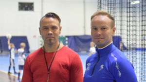Tränare Arto Hujanen och hjälptränare Sauli Tikka träffades redan i unga år i fotbollens tecken. Arto Hujanen och Sauli Tikka i Fennia Arenan i Sjundeå.