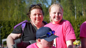 Lotten Sjödahl tillsammans med sonen Sebastian och dottern Cecilia, som
också deltog i stafetten. Sebastian Sjödahl, Lotten Sjödahl och Cecilia Sjödahl efter tillsammans-stafetten.