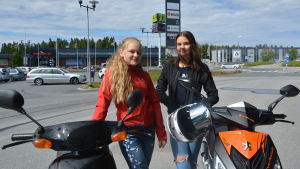 Julia Lönnberg och Isabella Erickson Två flickor som står bredvid sina mopeder