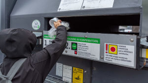 Vårt vanliga hushållsavfall består ungefär till hälften av plast som går att återvinna. Plastavfall sorteras.