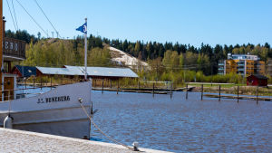 Till vänster om Willenius båtvarv kommer trähuskvarteret att förverkligas. Vy över Borgå å.