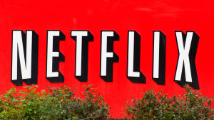 Netflix saknar vissa licenser för svenskspråkiga program i Finland. Netflix logo på en vägg.