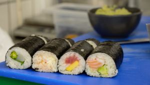 Olika sorters sushi har stått på menyn under våren. Fyra sushirullar med olika innehåll.