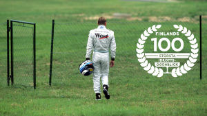 Mika Häkkinen, med logon för Finlands 100 största idrottsögonblick.