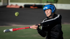 Charlotta Höglund siktar på att komma in på något idrottsgymnasium nästa höst. Charlotta Höglund slår en boboll.