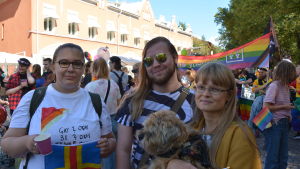 Elisabeth Diljaj, Robin Isomaa och Sofia Sjö med hunden Hektor. Elisabeth Diljaj, Robin Isomaa och Sofia Sjö på Åbo pride.