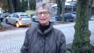 När det fanns mycket försvar här förr, så kände man sig trygg, säger Maj-Lis Ollman. Maj-Lis Ollman, som är en äldre kvinna, står med sin rollator på kullerstenarna.