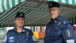 Äldre konstapel Jutta Store och överkonstapel Riku Sukari patrullerar på torget. Poliser på Salutorget i Åbo.