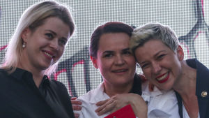 Den belarusiska kvinnotrojkan som representerar oppositionen i augusti 2020 – Veronika Tsepkalo, Svetlana Tichanovskaja och Maria Kolesnikova Den vitryska kvinnotrojkan som representerar oppositionen i augusti 2020 - Viktoria Tsepkalo, Svetlana Tichanovskaja och Maria Kalesnikova