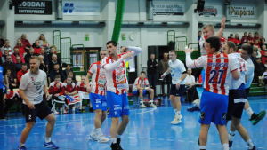 I våras förlorade BK-46 kvartsfinalserien mot HIFK. Flera handbollsspelare försöker stoppa en spelare att skjuta mål.