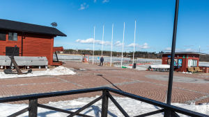 Till höger Lovisa sjöfartsmuseum, i mitten står Niklas Mattsson vid den i detaljplanen angivna byggplatsen, till höger syns det nuvarande hamnkontoret. Skeppsbron i Lovisa.