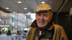 Olof Rönnberg låter sig inte luras att köpa något onödigt. Närbild på Olof Rönnberg.