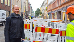 Projektchef Tomas Palmgren tycker att renoveringen gick bra, trots att tidtabellen var tajt. Tomas Palmgren vid byggstängsel på gata.