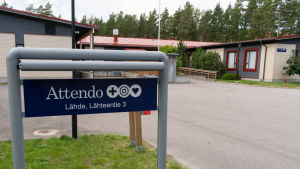 I Hangö ägs serviceboendet Källan av vårdfastighetsinvesteringsfonden Titanium, medan vården sköts av Attendo. Hangö köper äldrevården av Attendo. Skylt med texten "Attendo, Lähde", i bakgrunden äldreboendet.