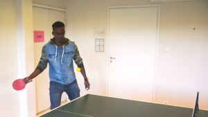 Abdullah Adan Sheik. Abdullah Adan Sheik från Somalien spelar pingis på Akan i Borgå
