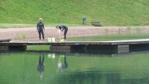 Siminstruktörerna Johansson gör sig färdiga för show. siminstruktörerna marie-sofie och ellinore johansson på bryggan i pepotgropen i borgå
