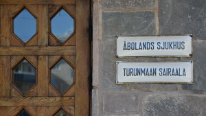 Till vardags jobbar Emilia Suominen på Åbolands sjukhus. Skylt vid Åbolands sjukhus