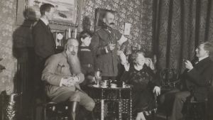 Sigurd Wettenhovi-Aspa kirjoitti Suomen historian uusiksi. Tässä Wettenhovi-Aspa (toinen vasemmalta) seurueessa, jossa mukana myös Dr. Perrit, tuntematon lapsi, Akseli Gallen-Kallela, Mascha Heiroth ja Emil Wikström. Kuvattu Helsingissä vuonna 1919. Akseli Gallen-Kallela seurueessa Helsingissä 1919. Henkilöt vasemmalta Dr. Perrit, Sigurd Wettenhovi-Aspa, tuntematon lapsi, Akseli Gallen-Kallela, Mascha Heiroth (Marie Djakoffsky) ja Emil Wikström.