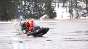 Arkivbild från 2017 när Räddningsverket i Östra Nyland övade sig i att använda hydrokopter. Hydrokopter på vattnet