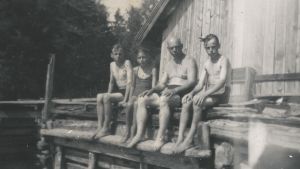 Sommar i Granvik, 1940-tal. Birger (t.h.) och Bengt (t.v.) Holmström tillsammans med släktingar. Sommar i Granvik, 1940-tal. Birger (t.h.) och Bengt (t.v.) Holmström tillsammans med släktingar.