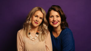 Hannah Norrena och Eva Frantz i Relationspodden. Hannah Norrena och Eva Frantz ser glada ut.
