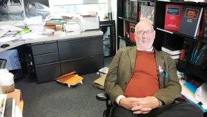 Professor Mark Denbeaux jämför diskrimineringen av svarta i trafiken med termiter som långsamt äter upp golvet i ett hus. Mark Denbeaux i sitt arbetsrum på Seton Hall Law School i Newark, USA.
