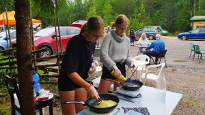 Plasthandskarna ska vara på och kunderna får inte röra grädden och sylten. Ungdomar steker plättar.