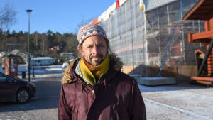 Timothy Kühn är orolig för att kostnaderna för tältet ska bli för stora. Man framför väderskydd