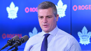 Shelfon Keefe, som är 40 år gammal, har varit chefstränare för Toronto i ett drygt år. Sheldon Keefe talar under en presskonferens.