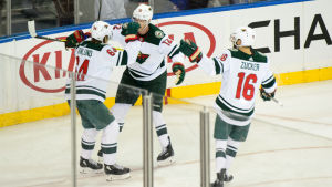 Granlund, Staal och Zucker spelar bra tillsammans. Mikael Granlund, Eric Staal och Jason Zucker jublar på isen