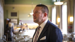 Stefan Wallin säger ingenting om sin framtid. SFP:s Stefan Wallin i riksdagens kafé.